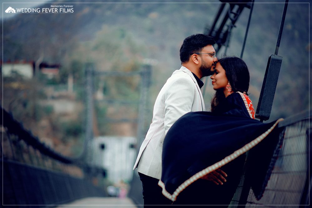 Kissing seen on Shivpuri Bridge awesome look